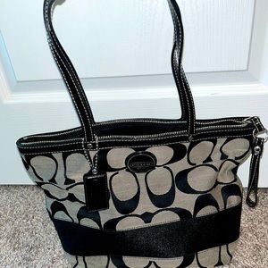 Coach double strap C pattern shoulder bag.